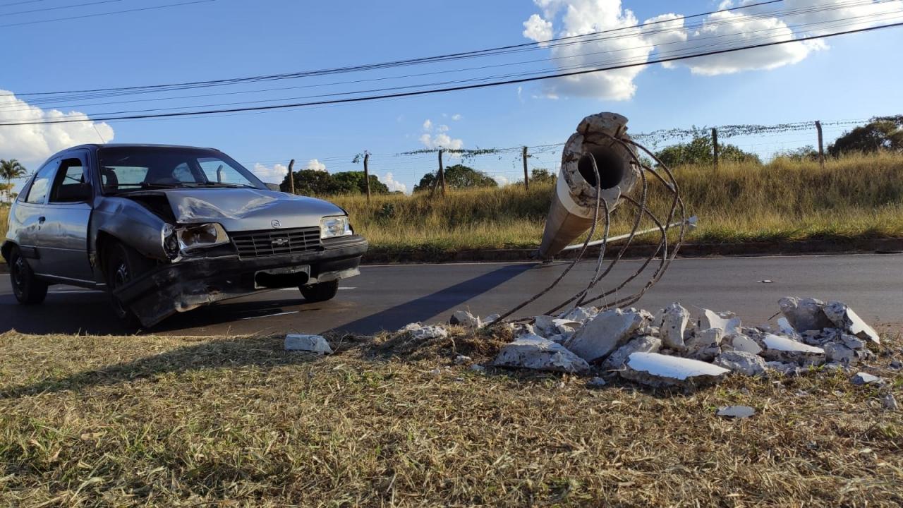 Foto 6 de 8 — ​Motorista perde o controle bate e derruba poste na vicinal Araraquara – Bueno